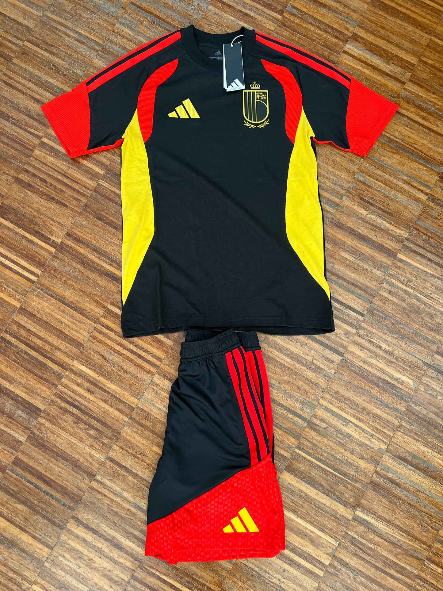 Adidas Belgio Completino Ufficiale Mondiali 2026 – T-Shirt + Pantaloncino