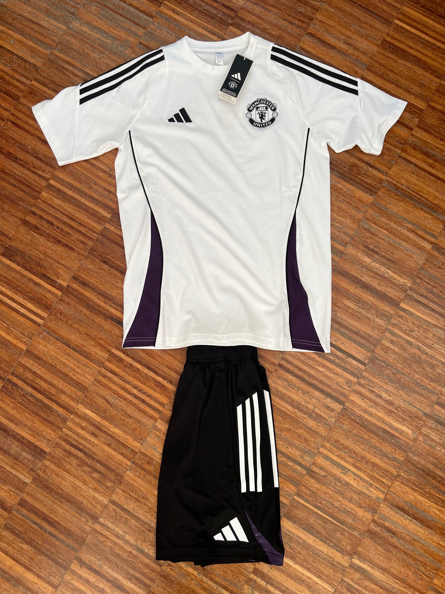 Adidas Manchester United Completino Ufficiale 2026 – T-Shirt + Pantaloncino