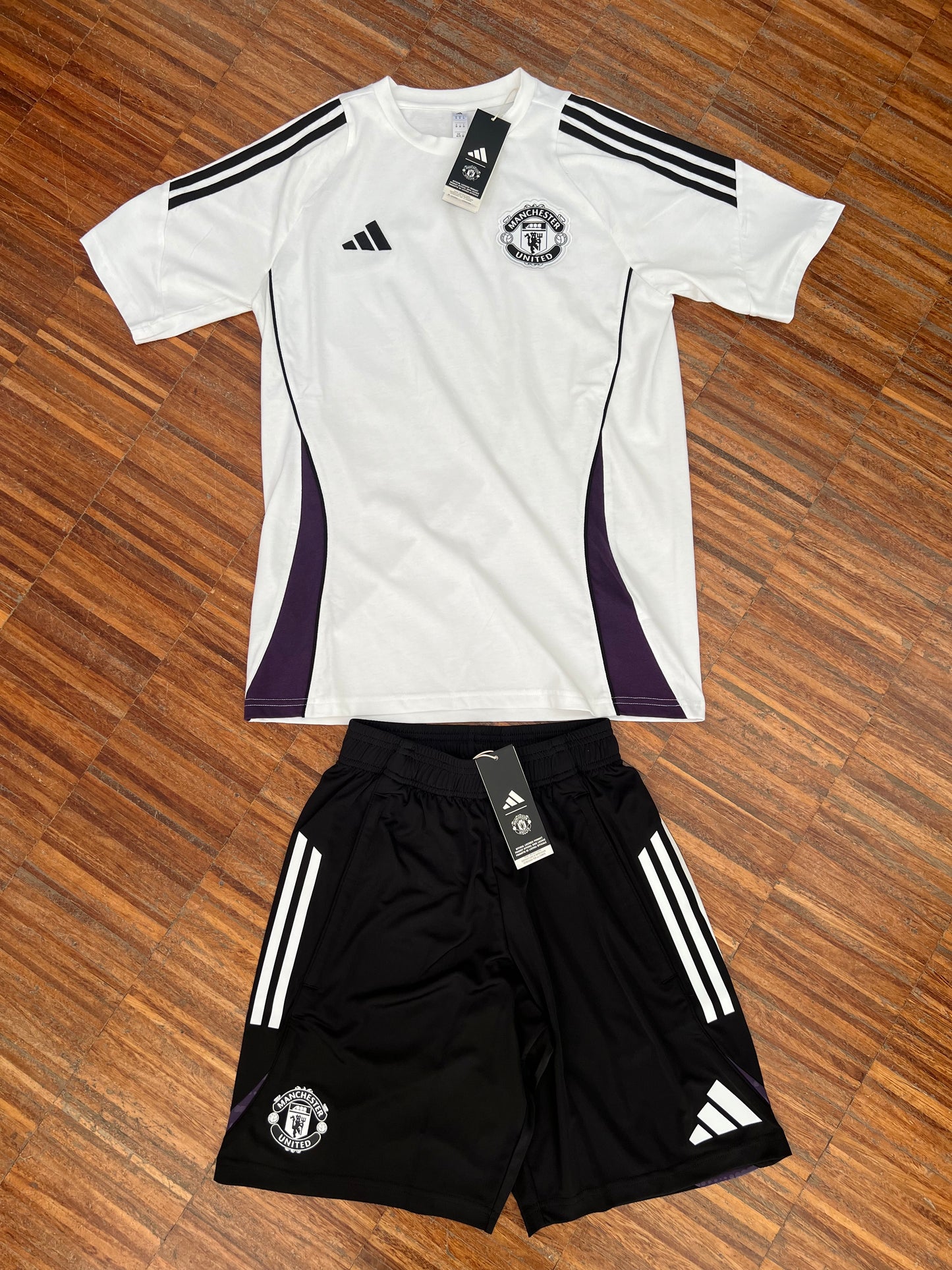 Adidas Manchester United Completino Ufficiale 2026 – T-Shirt + Pantaloncino