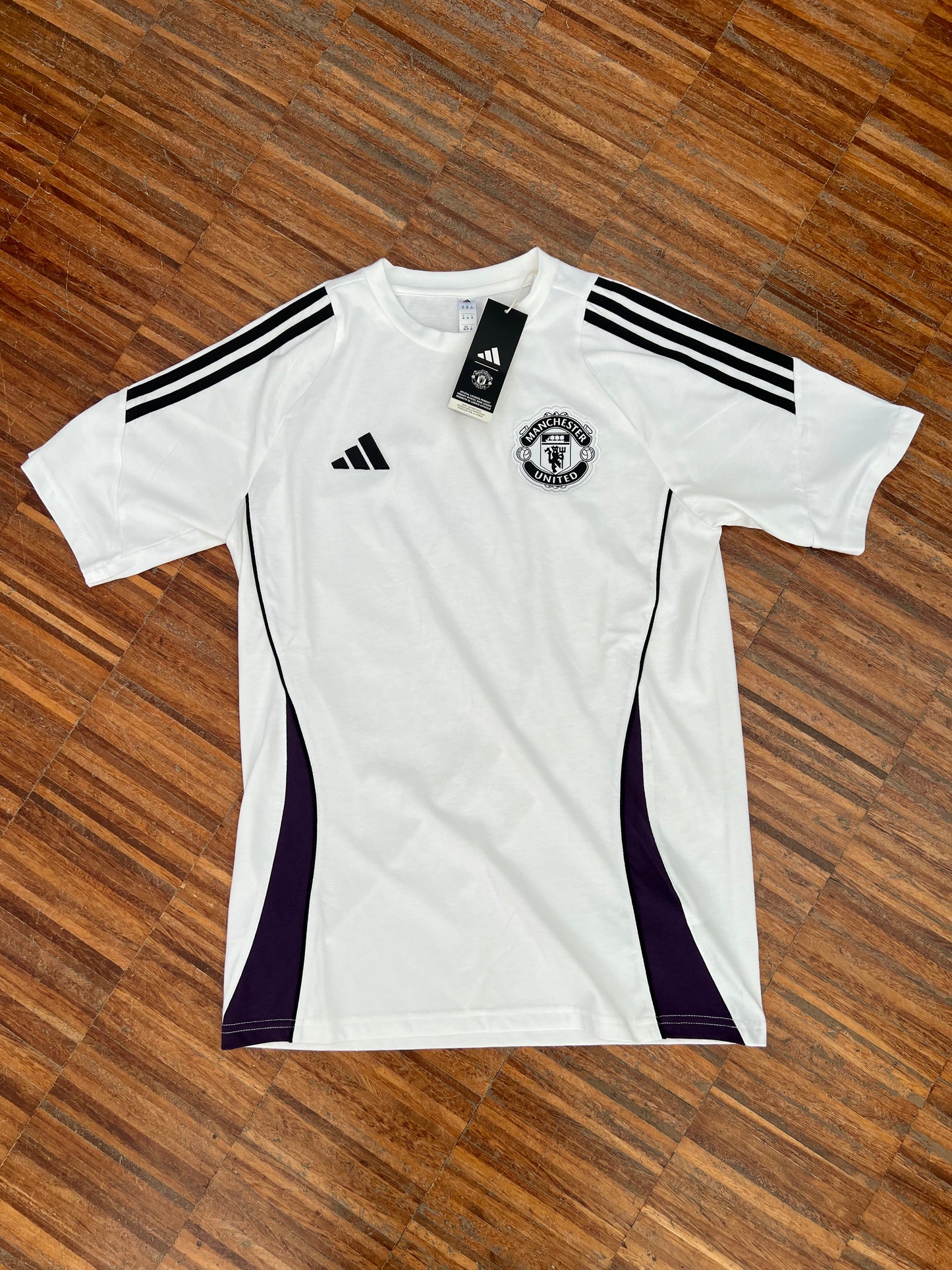 Adidas Manchester United Completino Ufficiale 2026 – T-Shirt + Pantaloncino