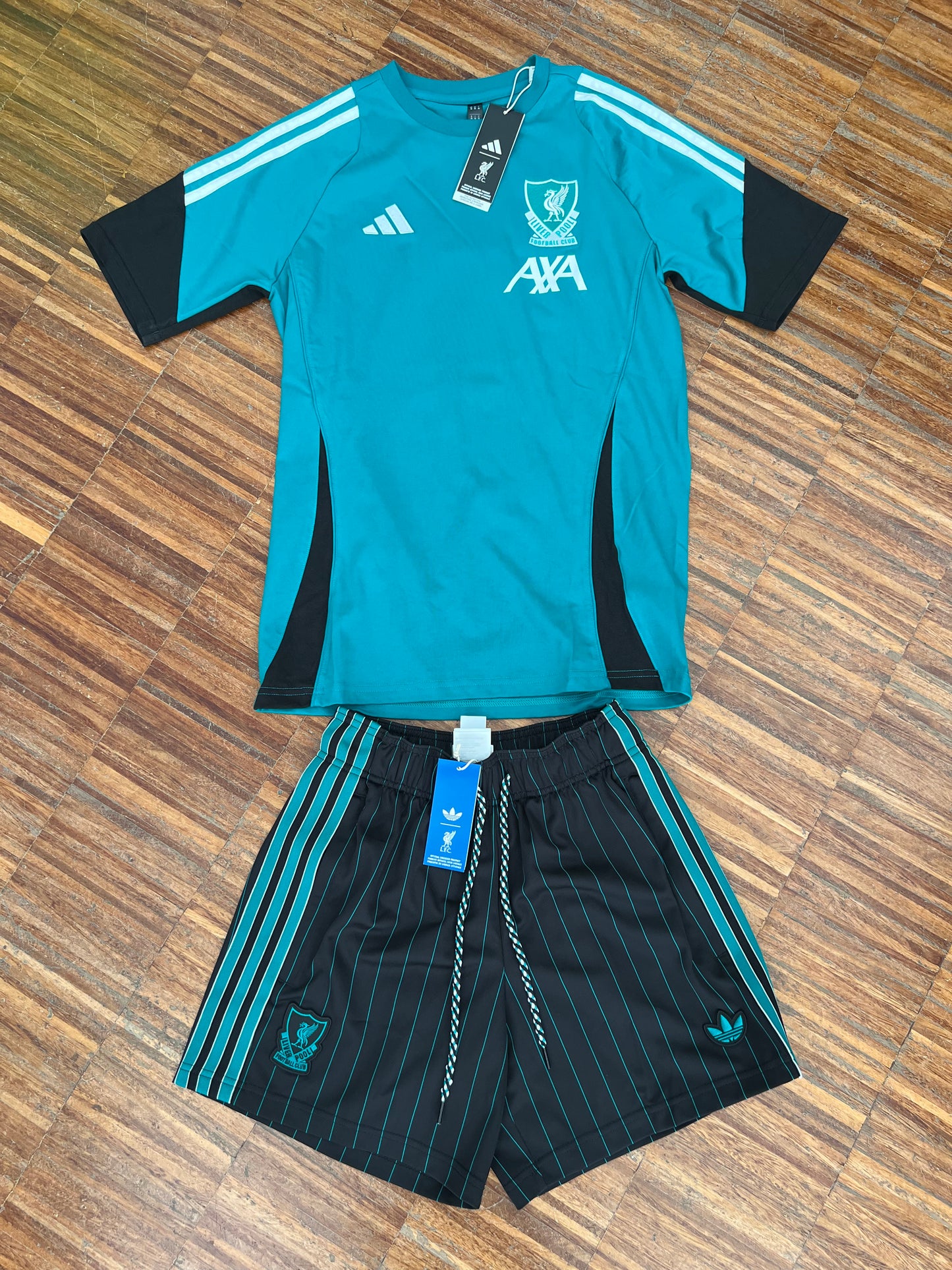 Adidas Liverpool Completino Ufficiale Stagione 2026 – T-Shirt + Pantaloncino