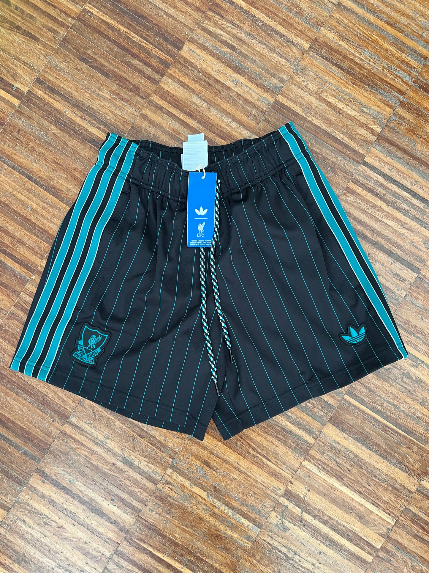Adidas Liverpool Completino Ufficiale Stagione 2026 – T-Shirt + Pantaloncino