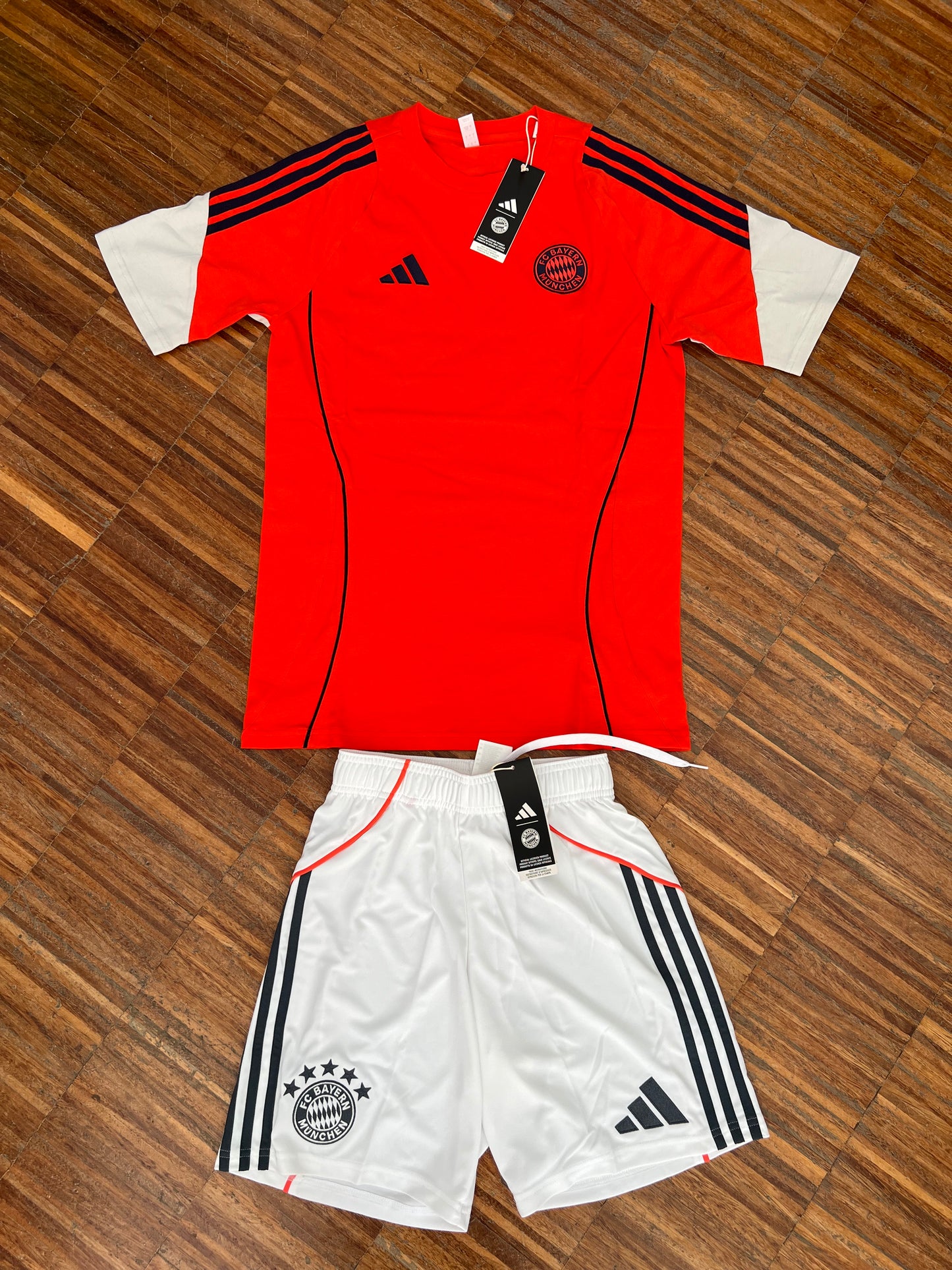 Adidas Bayern Monaco Completino Ufficiale Stagione 2026 – T-Shirt + Pantaloncino