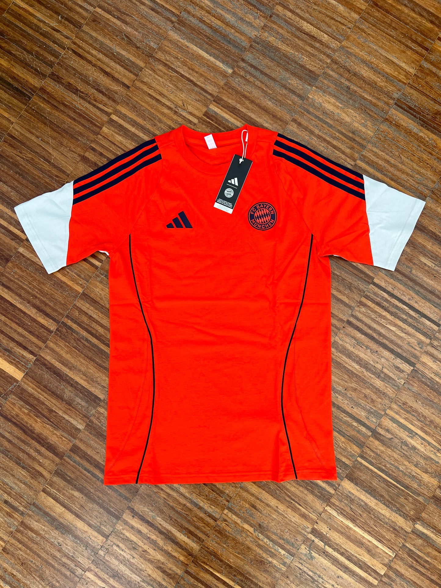 Adidas Bayern Monaco Completino Ufficiale Stagione 2026 – T-Shirt + Pantaloncino