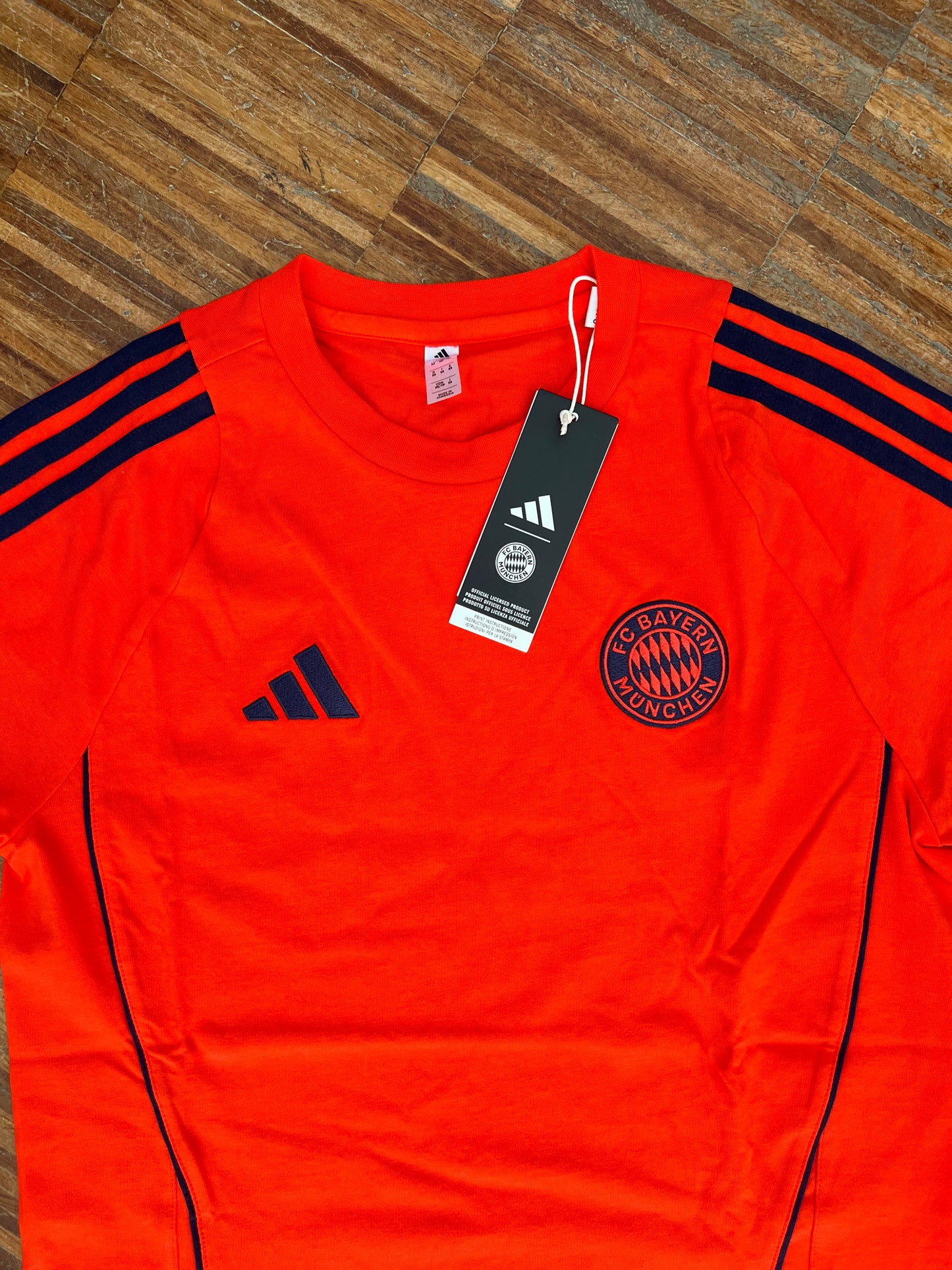 Adidas Bayern Monaco Completino Ufficiale Stagione 2026 – T-Shirt + Pantaloncino