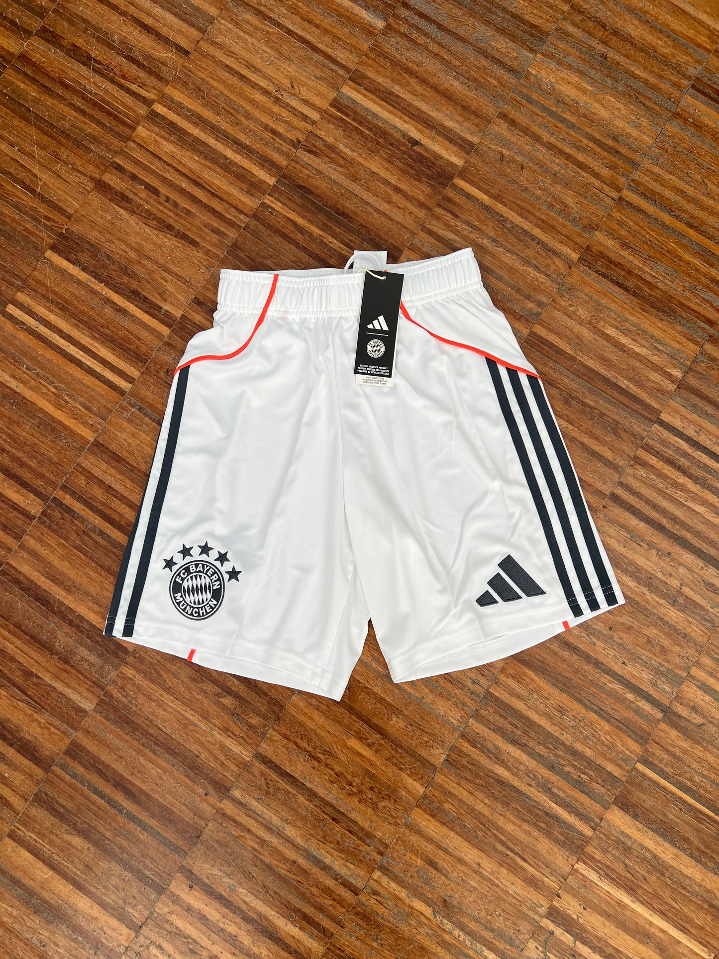 Adidas Bayern Monaco Completino Ufficiale Stagione 2026 – T-Shirt + Pantaloncino