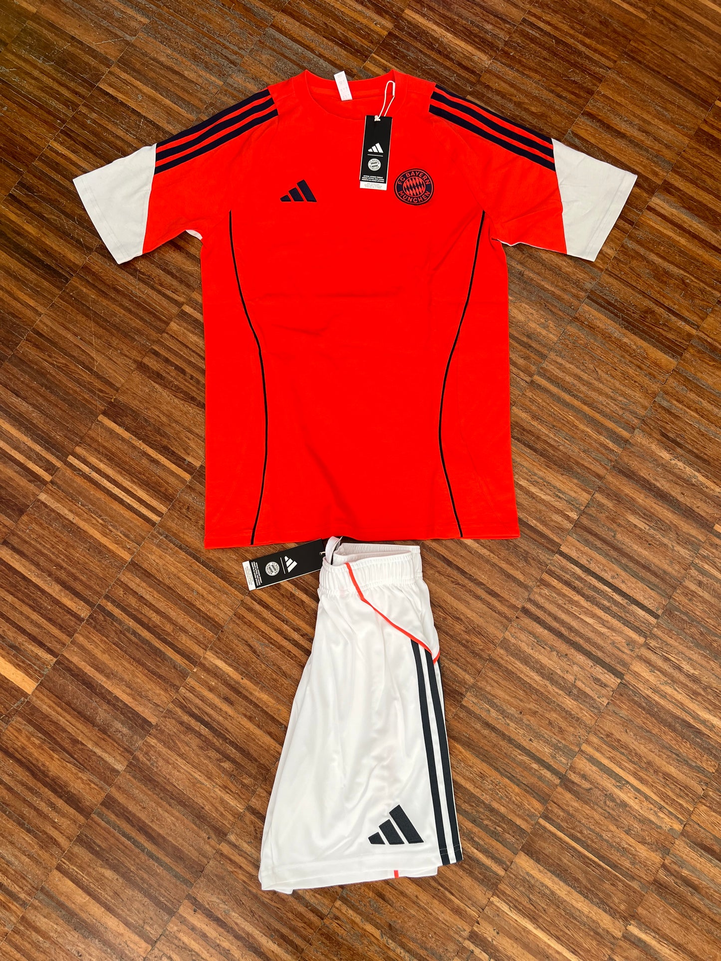 Adidas Bayern Monaco Completino Ufficiale Stagione 2026 – T-Shirt + Pantaloncino